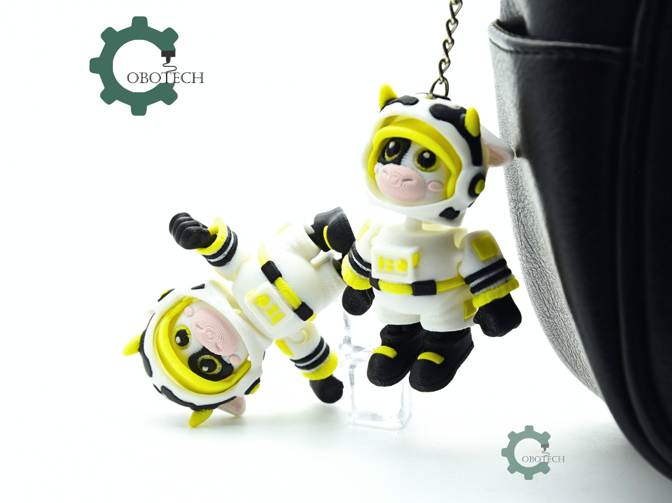 Cobotech-Astronaut Cow Articulated Keychain_05.png
